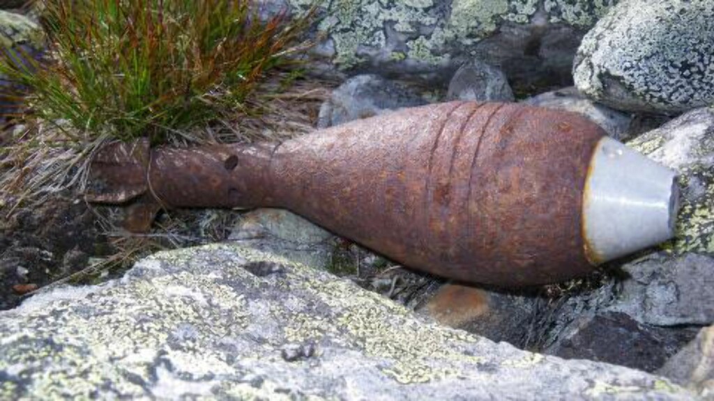 BLINDGJENGER: Her ligger en blindgjenger i terrenget på Hjerkinn. Foto: Forsvarsbygg BLINDGJENGER: Her ligger en blindgjenger i terrenget på Hjerkinn. Foto: Forsvarsbygg