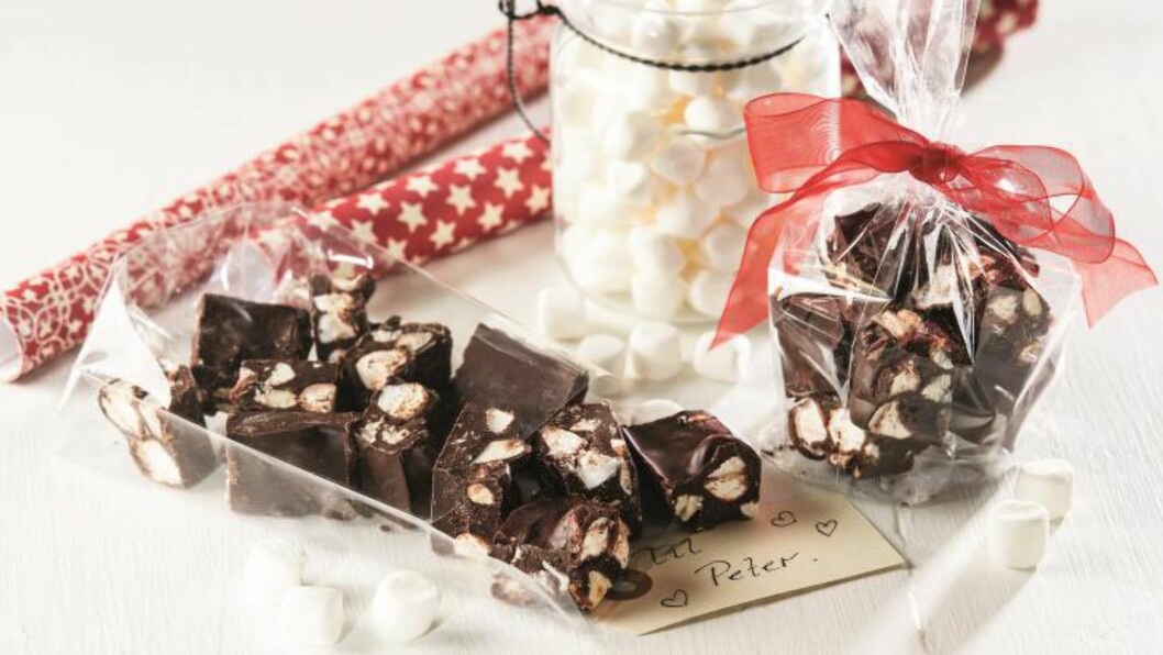 <strong>KONFEKT:</strong> Ikke alle elsker eplemos eller sterke chutneyer. Søtsaker, derimot, er som oftest bankers. Rocky road konfekt med marsipan, marshmellows og ristede mandler bør gi deg mange stjerner i boka. Foto: ALL OVER PRESS <strong>KONFEKT:</strong> Ikke alle elsker eplemos eller sterke chutneyer. Søtsaker, derimot, er som oftest bankers. Rocky road konfekt med marsipan, marshmellows og ristede mandler bør gi deg mange stjerner i boka. Foto: ALL OVER PRESS