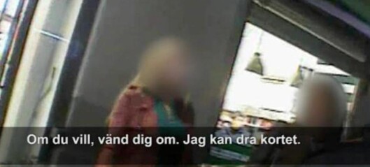 Her hetses eldre tiggende kvinne: - Jeg kan dra kortet om du snur deg Her hetses eldre tiggende kvinne: - Jeg kan dra kortet om du snur deg