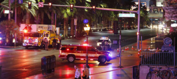 Bil kjørte inn i folkemengde foran hotell i Las Vegas Bil kjørte inn i folkemengde foran hotell i Las Vegas