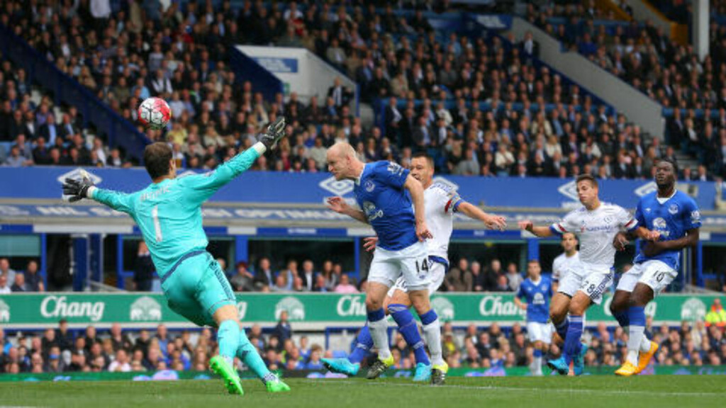 1-0: Evertons Steven Naismith stanger ballen i mål. Foto: NTB Scanpix 1-0: Evertons Steven Naismith stanger ballen i mål. Foto: NTB Scanpix