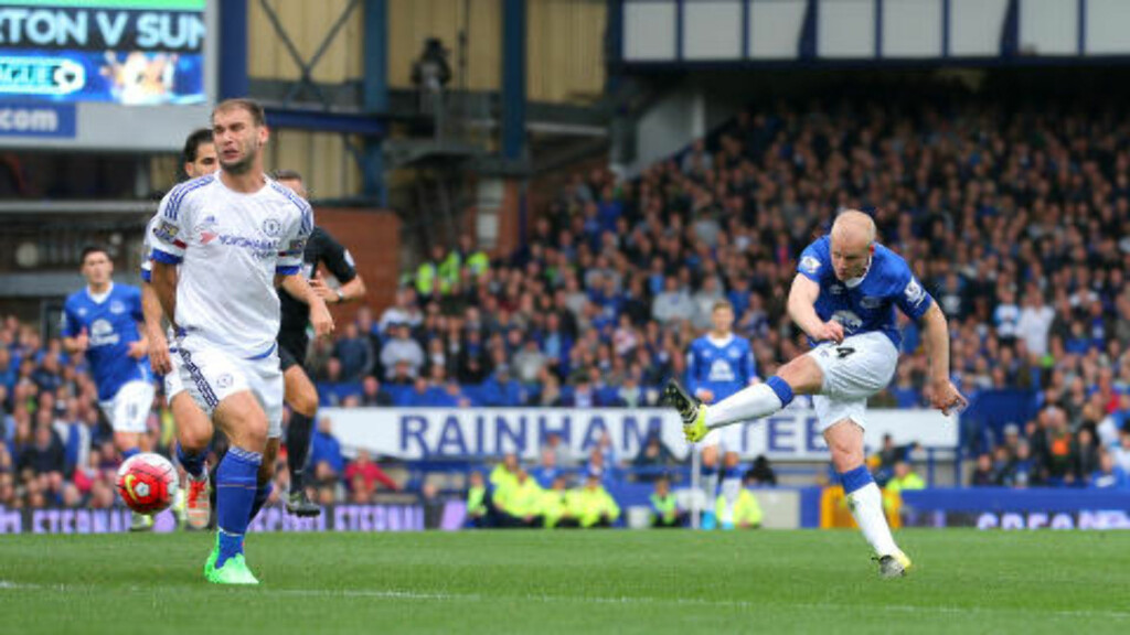 2-0: Evertons Steven Naismith dunker inn sitt andre mål. Foto: NTB Scanpix 2-0: Evertons Steven Naismith dunker inn sitt andre mål. Foto: NTB Scanpix