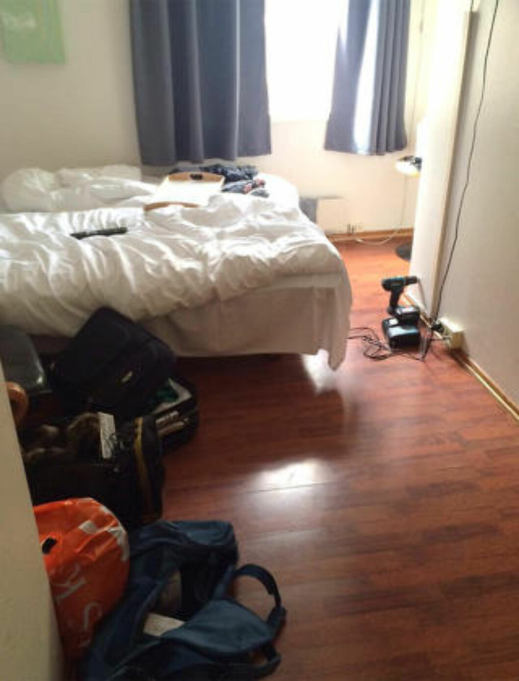 <strong>LADER OPP TIL BREKK:</strong> En drill til lading ble funnet på hotellrommet. Foto: Politiet <strong>LADER OPP TIL BREKK:</strong> En drill til lading ble funnet på hotellrommet. Foto: Politiet