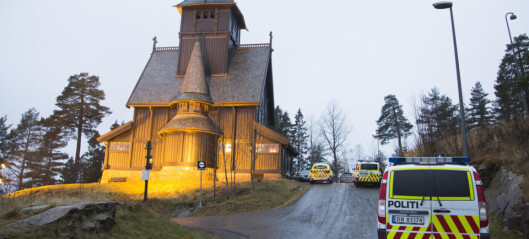 Kvinne døde etter at flaggstang blåste ned utenfor Holmenkollen kapell Kvinne døde etter at flaggstang blåste ned utenfor Holmenkollen kapell