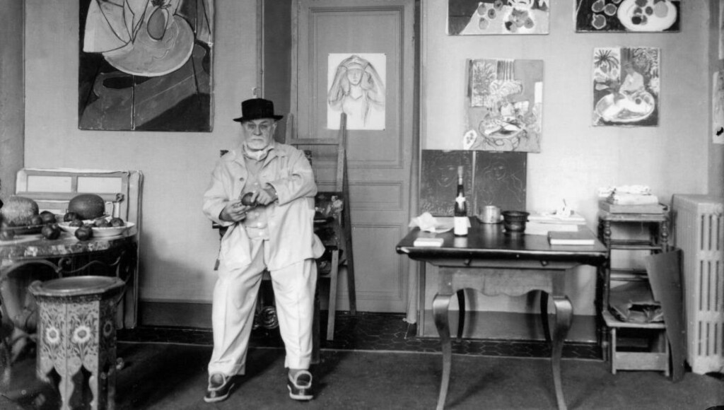 STRAM TONE: «På sporet av Matisse»-ttstillingen er et eksempel på en institusjonskritikk, eller skal vi si selvkritikk, som bare sjelden kommer tydelig og begripelig til overflaten i norske sammenhenger. Den har en stram tone av politikk og konflikt, men er samtidig mildnet av noe mer poetisk og kunstnært, skriver vår anmelder. Bildet viser Henri Matisse i sin villa Le Reve a Vence i 1948. Foto: Michel Sima/Rue des STRAM TONE: «På sporet av Matisse»-ttstillingen er et eksempel på en institusjonskritikk, eller skal vi si selvkritikk, som bare sjelden kommer tydelig og begripelig til overflaten i norske sammenhenger. Den har en stram tone av politikk og konflikt, men er samtidig mildnet av noe mer poetisk og kunstnært, skriver vår anmelder. Bildet viser Henri Matisse i sin villa Le Reve a Vence i 1948. Foto: Michel Sima/Rue des