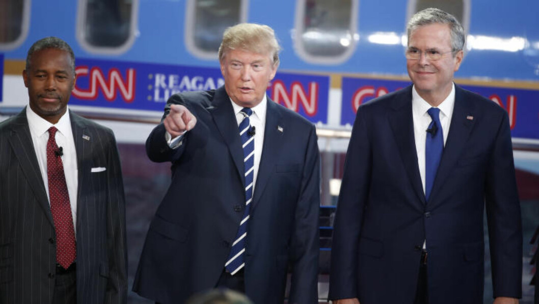 HARDNET TIL: Før debatten var stemningen gemyttelig mellom den pensjonerte nervrokirurgen Ben Carson (t.v.), kjendisriking Donald Trump og tidligere Florida-guvernør Jeb Bush. Foto: REUTERS/Lucy Nicholson HARDNET TIL: Før debatten var stemningen gemyttelig mellom den pensjonerte nervrokirurgen Ben Carson (t.v.), kjendisriking Donald Trump og tidligere Florida-guvernør Jeb Bush. Foto: REUTERS/Lucy Nicholson