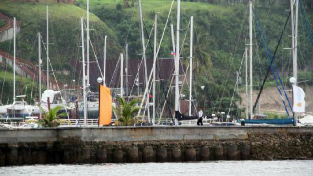 PATRULJERER: En sikkerhetsoffiser patruljerer utenfor Holiday Ocean View Resort på Samal i Filippinene der Kjartan Sekkingstad og tre andre ble bortført. Foto: EPA/STR PATRULJERER: En sikkerhetsoffiser patruljerer utenfor Holiday Ocean View Resort på Samal i Filippinene der Kjartan Sekkingstad og tre andre ble bortført. Foto: EPA/STR