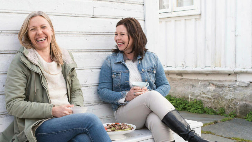 MAT BAK MURENE: Å lage mat er for mange en kjærkommen avveksling i en monoton fengselshverdag, erfarte Margit Vea (t.v) og Margrete Ytreland vistnes, kokebokforfattere og lærere, som begge har undervist innsatte i matlaging. Foto: THOR BRØDRESKIFT/CAPPELEN DAMM MAT BAK MURENE: Å lage mat er for mange en kjærkommen avveksling i en monoton fengselshverdag, erfarte Margit Vea (t.v) og Margrete Ytreland vistnes, kokebokforfattere og lærere, som begge har undervist innsatte i matlaging. Foto: THOR BRØDRESKIFT/CAPPELEN DAMM