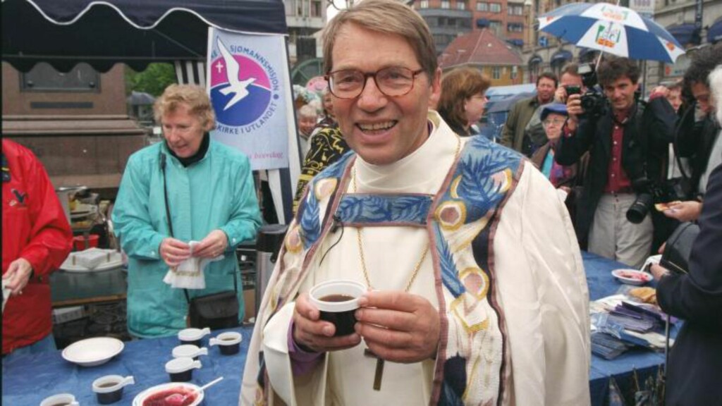 KIRKEKAFFE: Hadde Gunnar Stålsett blitt vigslet til katolsk biskop på 1700-tallet ville han kanskje fått kaffe for å motvirke erotiske følelser. Her nyter Oslo-biskopen sin kirkekaffe på Stortorvet etter at han ble vigslet i 1999. Foto: PER LØCHEN /NTB SCANPIX KIRKEKAFFE: Hadde Gunnar Stålsett blitt vigslet til katolsk biskop på 1700-tallet ville han kanskje fått kaffe for å motvirke erotiske følelser. Her nyter Oslo-biskopen sin kirkekaffe på Stortorvet etter at han ble vigslet i 1999. Foto: PER LØCHEN /NTB SCANPIX