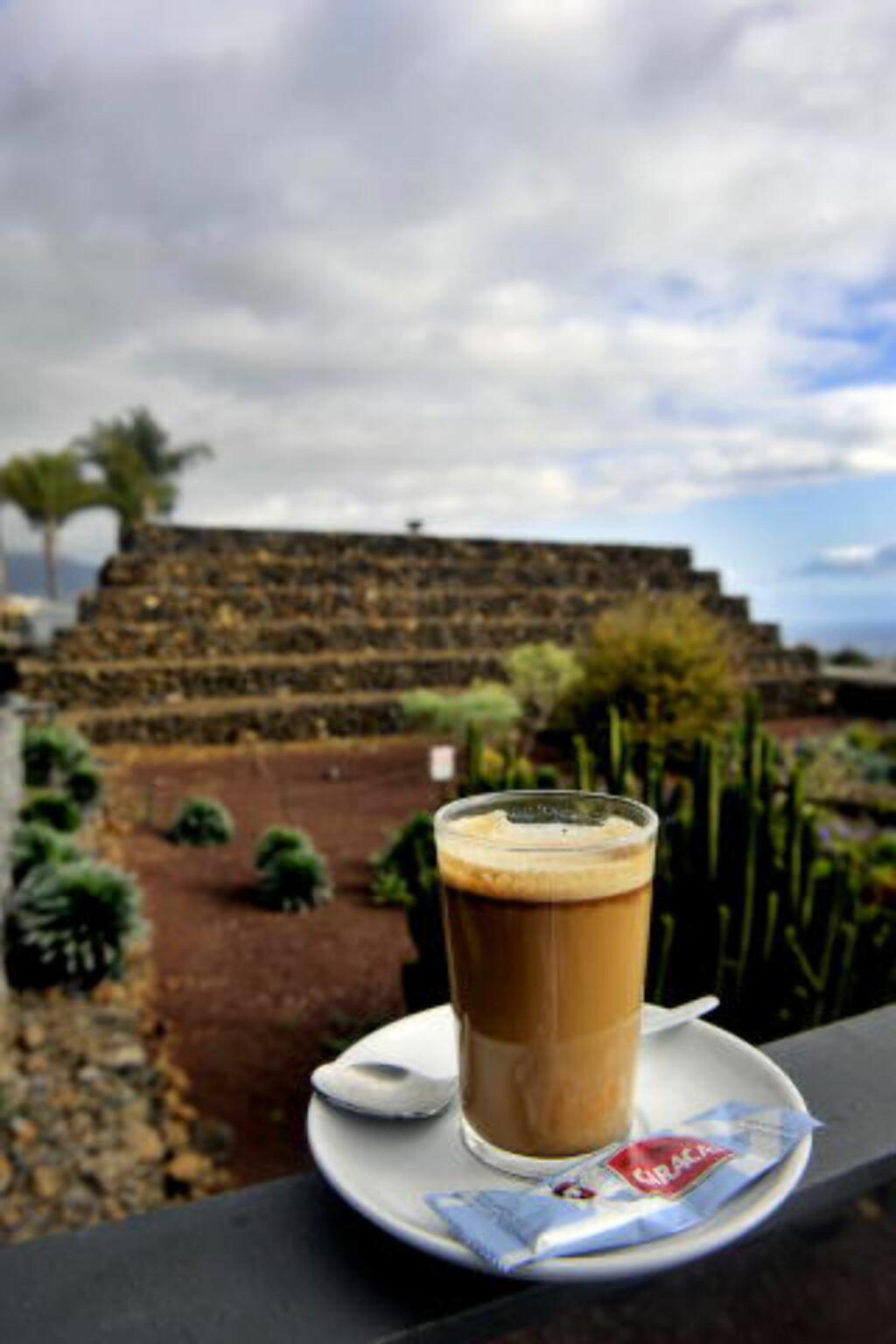 KRYDRER LIVET:Jo lenger sør du kommer, jo større er sannsynligheten for krydder i kaffen. I pyramideparken på Tenerife tilsettes kaffen sitron, likør og kanel. Foto: JOHN T. PEDERSEN KRYDRER LIVET:Jo lenger sør du kommer, jo større er sannsynligheten for krydder i kaffen. I pyramideparken på Tenerife tilsettes kaffen sitron, likør og kanel. Foto: JOHN T. PEDERSEN