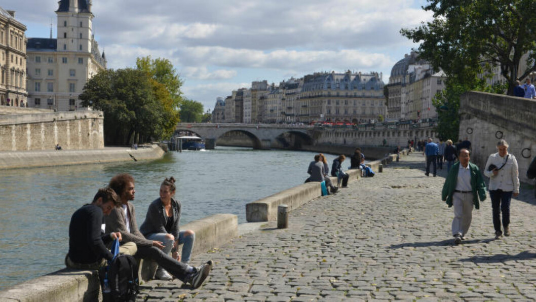ELVA I HJERTET: En spasertur langs Seinen må sies å være omtrent obligatorisk på Paris-turen. Ikke bare er elva selve grunnen til at byen ligger der den gjør, å gå langs bredden er også svært romantisk. Foto: GJERMUND GLESNES ELVA I HJERTET: En spasertur langs Seinen må sies å være omtrent obligatorisk på Paris-turen. Ikke bare er elva selve grunnen til at byen ligger der den gjør, å gå langs bredden er også svært romantisk. Foto: GJERMUND GLESNES