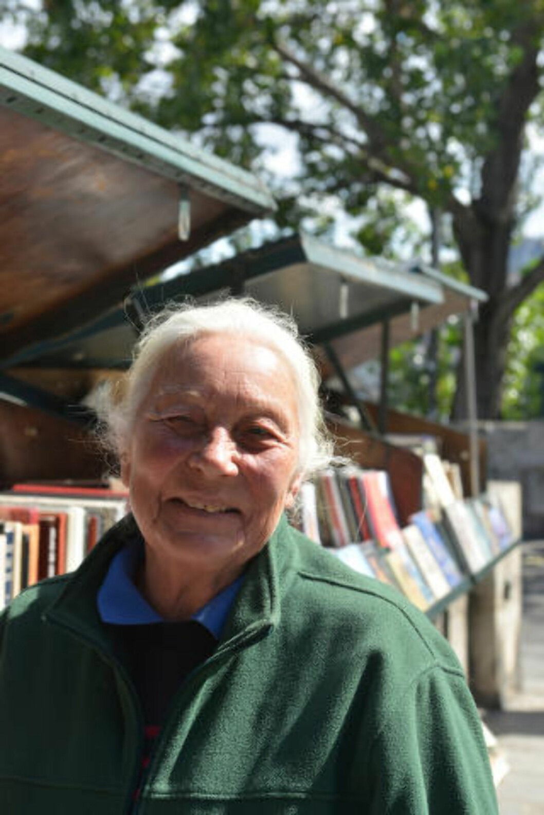 TÅLMODIG SJEL: Marie Christine Thieblemont sto over et år på venteliste for å bli bouquinist langs Seinen, og setter seg ved bruktbokboksen sin hver eneste dag. Foto: GJERMUND GLESNES TÅLMODIG SJEL: Marie Christine Thieblemont sto over et år på venteliste for å bli bouquinist langs Seinen, og setter seg ved bruktbokboksen sin hver eneste dag. Foto: GJERMUND GLESNES