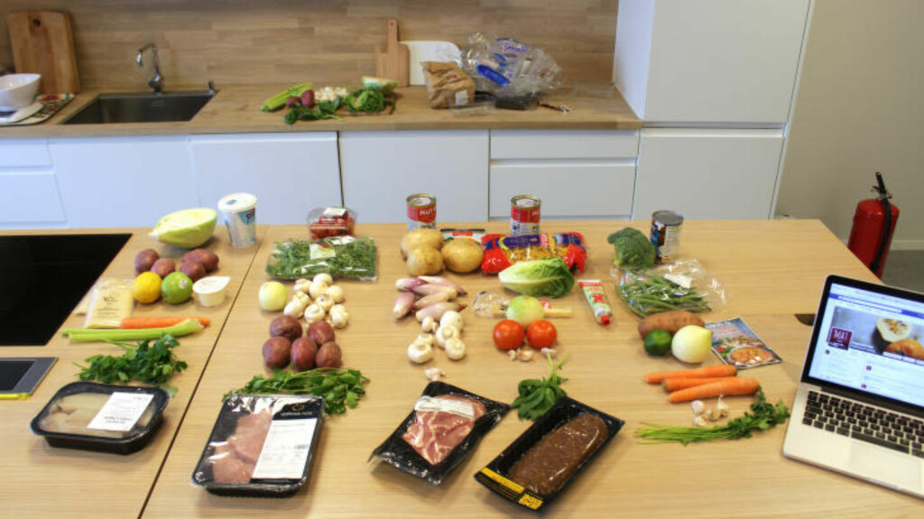 UKEMENY: Sei mandag, svin tirsdag, fjørfe onsdag, kjøttdeig torsdag og vegetar fredag. I bakgrunnen ser du maten som er til overs (venstre) og emballasje (høyre). Foto: ELISABETH DALSEG UKEMENY: Sei mandag, svin tirsdag, fjørfe onsdag, kjøttdeig torsdag og vegetar fredag. I bakgrunnen ser du maten som er til overs (venstre) og emballasje (høyre). Foto: ELISABETH DALSEG