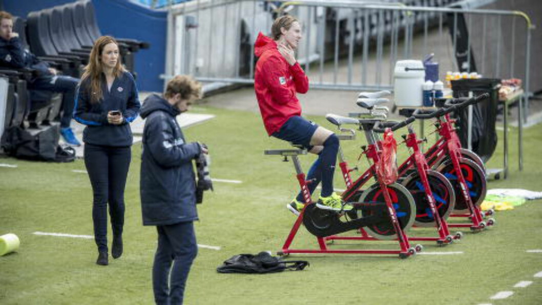 SLITER MED RYGGEN: Stefan Johansen trente heller ikke for fullt i dag. Foto: Bjørn Langsem / Dagbladet SLITER MED RYGGEN: Stefan Johansen trente heller ikke for fullt i dag. Foto: Bjørn Langsem / Dagbladet