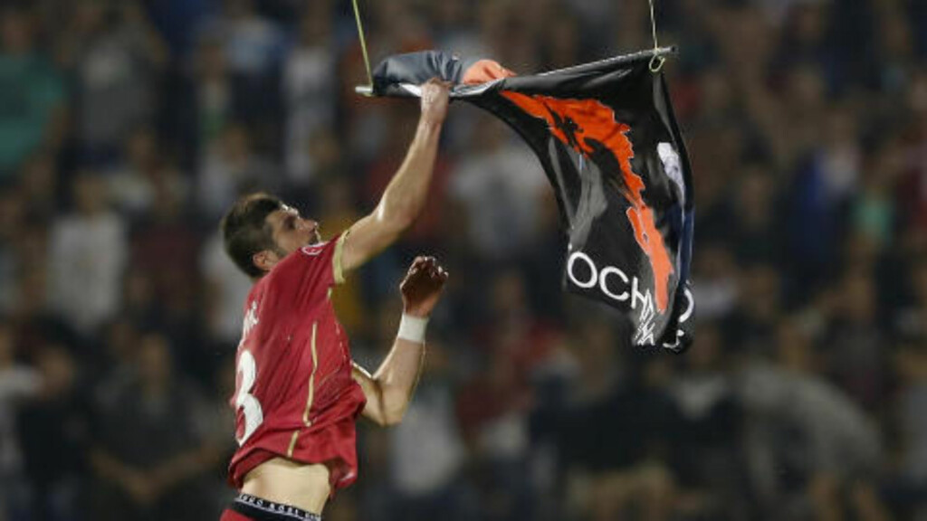 MED DRONE: Det albanske flagget endte hos den serbiske forsvarsspilleren Stefan Mitrovic i fjor. Foto: NTB Scanpix MED DRONE: Det albanske flagget endte hos den serbiske forsvarsspilleren Stefan Mitrovic i fjor. Foto: NTB Scanpix