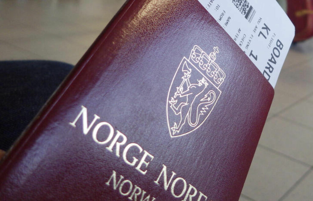 ADVARER: For mange er det fristende å legge ut skrytebilder av reisedokumenter når de skal ut på etterlengtede ferier. Det advares det mot både av ekspertblogger og flyselskap. Foto: THORFINN BEKKELUND / SAMFOTO / NTB SCANPIX ADVARER: For mange er det fristende å legge ut skrytebilder av reisedokumenter når de skal ut på etterlengtede ferier. Det advares det mot både av ekspertblogger og flyselskap. Foto: THORFINN BEKKELUND / SAMFOTO / NTB SCANPIX