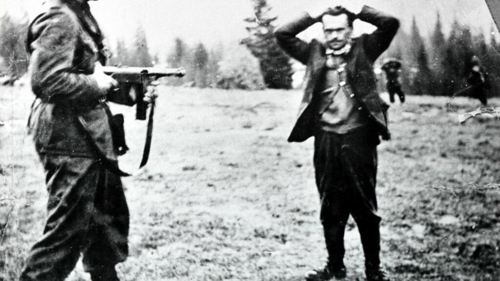 HENRY OLIVER RINNAN: meldte seg tidlig til tjeneste for tysk etterretning. Han fikk etter hvert sin egen avdeling med nordmenn, som fra basen i Trondheim greide å infiltrere mange motstandsgrupper. Han gjorde seg selv skyldig i tortur og et stort antall drap. Rinnan - som bar tilnavnet «Norges mest forhatte mann» - ble dømt til døden og henrettet. På bildet overgir torturisten og angiveren Henry Oliver Rinnan overgir seg, etter å ha vært på flukt. Foto: Privat HENRY OLIVER RINNAN: meldte seg tidlig til tjeneste for tysk etterretning. Han fikk etter hvert sin egen avdeling med nordmenn, som fra basen i Trondheim greide å infiltrere mange motstandsgrupper. Han gjorde seg selv skyldig i tortur og et stort antall drap. Rinnan - som bar tilnavnet «Norges mest forhatte mann» - ble dømt til døden og henrettet. På bildet overgir torturisten og angiveren Henry Oliver Rinnan overgir seg, etter å ha vært på flukt. Foto: Privat