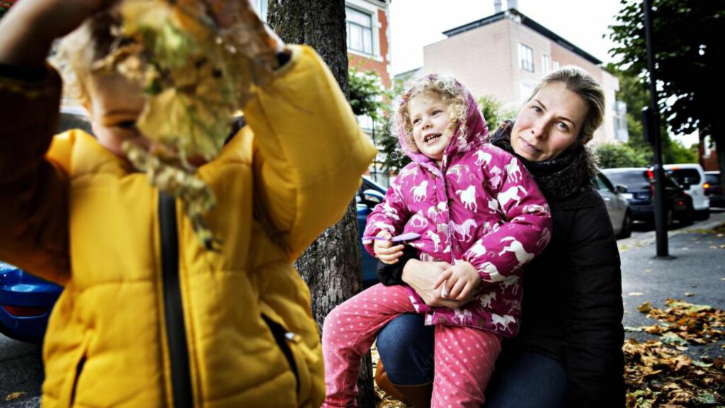 - Tenker du på at livsstilen påvirker risikoen for sykdom? - Mangel på søvn, stress og overarbeid kan bidra til de fleste sykdommer, sier Paula Brinkmann (37) når Dagbladet møter henne på gata i Sandefjord sammen med barna Elana (3) og Zander (2). Stress er årsak til høyt blodtrykk, tror hun. - Vi må alle prøve å slappe av mer, sier Brinkmann, som er fra Australia og nettopp har flyttet til Norge fra USA. Selv tar hun løpeturer i skogen for å koble av. Foto: Nina Hansen / Dagbladet - Tenker du på at livsstilen påvirker risikoen for sykdom? - Mangel på søvn, stress og overarbeid kan bidra til de fleste sykdommer, sier Paula Brinkmann (37) når Dagbladet møter henne på gata i Sandefjord sammen med barna Elana (3) og Zander (2). Stress er årsak til høyt blodtrykk, tror hun. - Vi må alle prøve å slappe av mer, sier Brinkmann, som er fra Australia og nettopp har flyttet til Norge fra USA. Selv tar hun løpeturer i skogen for å koble av. Foto: Nina Hansen / Dagbladet