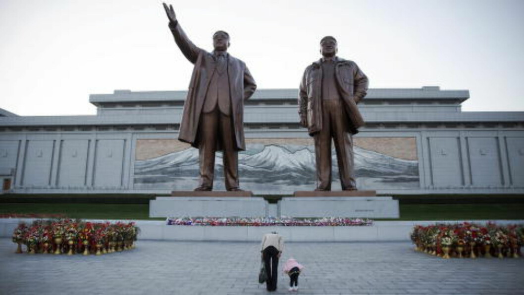 NESEGRUS BEUNDRING: En kvinne og hennes lille datter bukker dypt for statuen av Kim Il Sung (den første) og Kim Jong Il (den andre) under 70-årsferiingen for det nordkoreanske kommunistpartiet søndag. Foto: Damir Sagolj, Reuters/NTB Scanpix. NESEGRUS BEUNDRING: En kvinne og hennes lille datter bukker dypt for statuen av Kim Il Sung (den første) og Kim Jong Il (den andre) under 70-årsferiingen for det nordkoreanske kommunistpartiet søndag. Foto: Damir Sagolj, Reuters/NTB Scanpix.