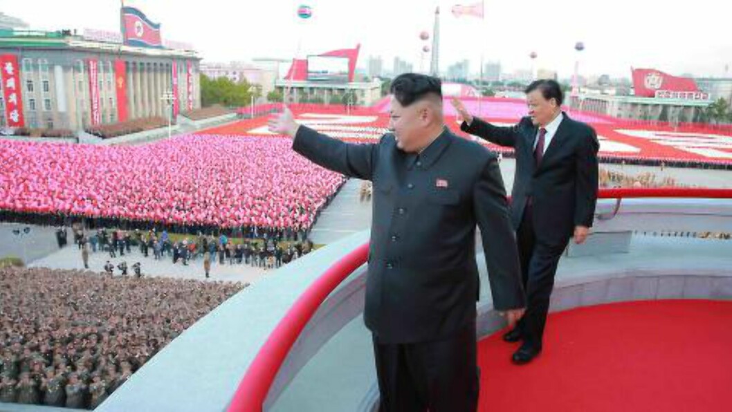 DISIPLINERT HYLLEST: Den nye landsfaderen Kim Jong-un tar imot nordkoreanernes hyllest søndag på plassen oppkalt etter hans bestefar Kim Il Sung - solens sønn.Med på balkongen Liu Yunshan, rengert som femte mektigste mann i Kinas kommunistparti. Foto: KCNA/EPA/NTB Scanpix. DISIPLINERT HYLLEST: Den nye landsfaderen Kim Jong-un tar imot nordkoreanernes hyllest søndag på plassen oppkalt etter hans bestefar Kim Il Sung - solens sønn.Med på balkongen Liu Yunshan, rengert som femte mektigste mann i Kinas kommunistparti. Foto: KCNA/EPA/NTB Scanpix.