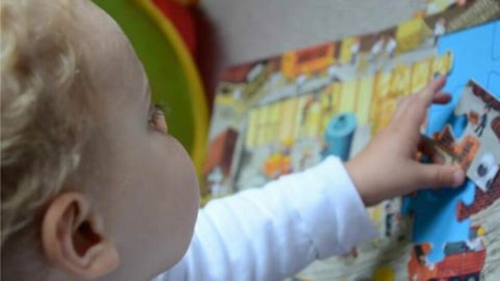 I FARGER; Forskere mener hjernens reaksjon på de to bildene av denne babyen er med på å forklare hvorfor enkelte er mer utsatt for hallusinasjoner. Foto: Universitetet i Cambridge I FARGER; Forskere mener hjernens reaksjon på de to bildene av denne babyen er med på å forklare hvorfor enkelte er mer utsatt for hallusinasjoner. Foto: Universitetet i Cambridge