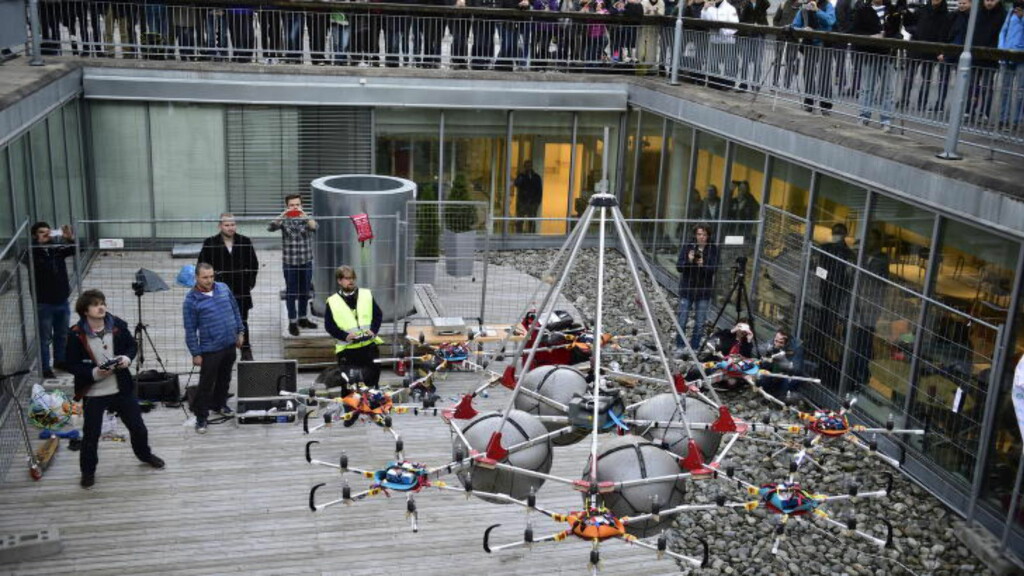 REKORD: Det ble ny verdensrekord da Universitetet i Oslo løftet nesten 150 kilo dødvekt ved hjelp av droner onsdag. Foto: Lars Eivind Bones / Dagbladet REKORD: Det ble ny verdensrekord da Universitetet i Oslo løftet nesten 150 kilo dødvekt ved hjelp av droner onsdag. Foto: Lars Eivind Bones / Dagbladet