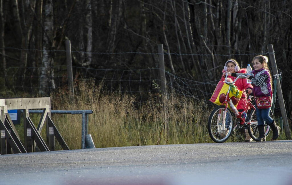 OVER GRENSA: Søstrene Farida (10) og Rurin (8) var blant de 75 flyktningene som onsdag tok seg til Norge fra Russland på grensestasjonen Storskog. Foto: Øistein Norum Monsen / Dagbladet OVER GRENSA: Søstrene Farida (10) og Rurin (8) var blant de 75 flyktningene som onsdag tok seg til Norge fra Russland på grensestasjonen Storskog. Foto: Øistein Norum Monsen / Dagbladet