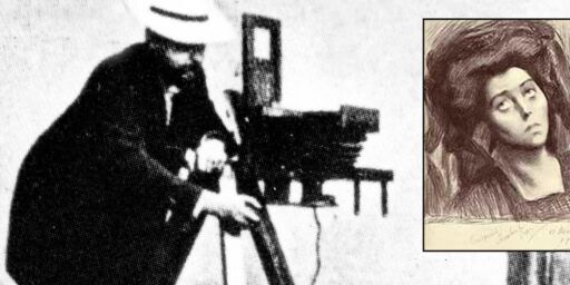 image: Bertillon dukket opp med stativet sitt, da to lik ble funnet sammen med en kneblet madame Steinhel