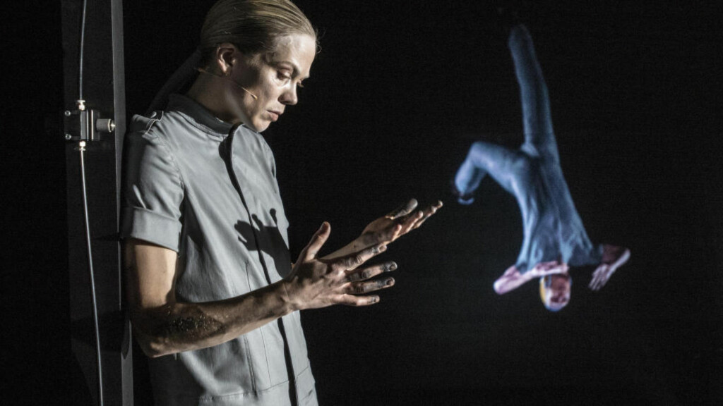 POESI OG PESSIMISME: Ane Dahl Torp og hennes video-avatar - designet av Roger Gihlemoen - i «Solaris Korrigert», Det Norske Teatret. Foto: Erik Berg, Det Norske Teatret POESI OG PESSIMISME: Ane Dahl Torp og hennes video-avatar - designet av Roger Gihlemoen - i «Solaris Korrigert», Det Norske Teatret. Foto: Erik Berg, Det Norske Teatret