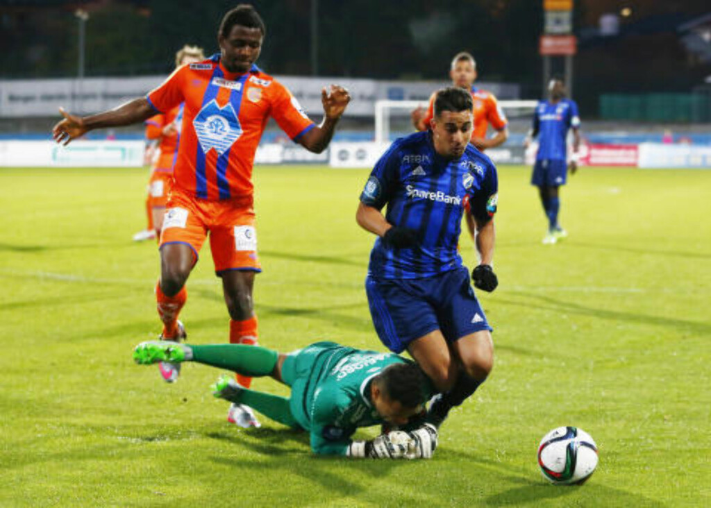 STRAFFE TIL INGEN NYTTE:
Sten Grytebust feller Stabæks Yassine El Ghanassy og lager straffespark - som han senere redder.
Foto: Håkon Mosvold Larsen / NTB scanpix STRAFFE TIL INGEN NYTTE:
Sten Grytebust feller Stabæks Yassine El Ghanassy og lager straffespark - som han senere redder.
Foto: Håkon Mosvold Larsen / NTB scanpix