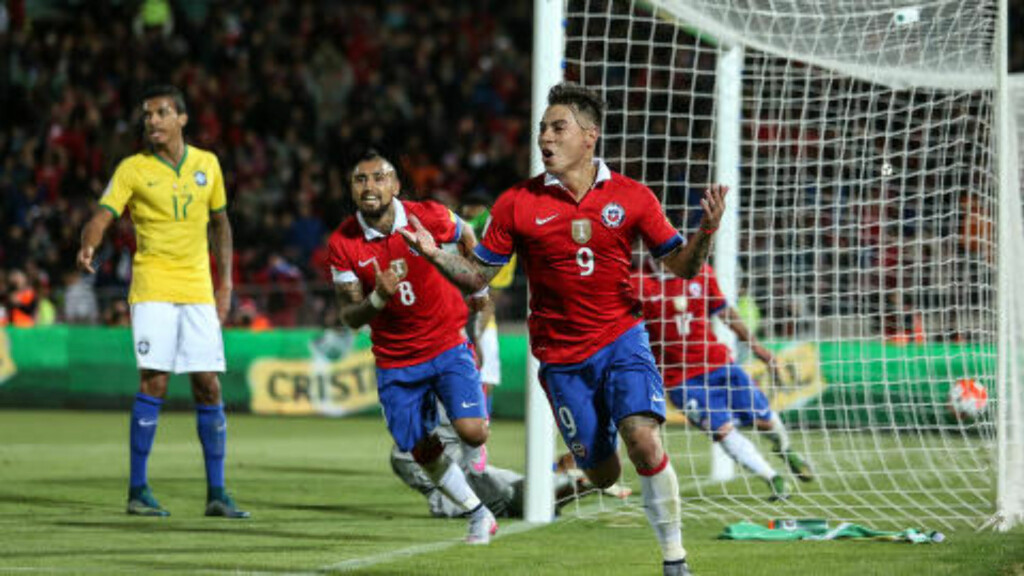 TO AV TO: Chile har fått en knallstart på kvalifiseringen med to seiere mot Brasil og Peru. Foto: Xinhua/Sipa USA/NTB Scanpix TO AV TO: Chile har fått en knallstart på kvalifiseringen med to seiere mot Brasil og Peru. Foto: Xinhua/Sipa USA/NTB Scanpix