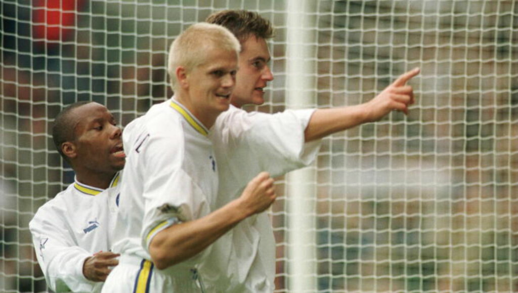 - TRIST: Alf-Inge Håland (nærmest) gjorde sine saker godt i Leeds på seint 90-tall. Nå synes han det er trist at Uwe Rösler er ferdig som manager i klubben. Foto: Shaun Botterill / ALLSPORT / NTB Scanpix - TRIST: Alf-Inge Håland (nærmest) gjorde sine saker godt i Leeds på seint 90-tall. Nå synes han det er trist at Uwe Rösler er ferdig som manager i klubben. Foto: Shaun Botterill / ALLSPORT / NTB Scanpix