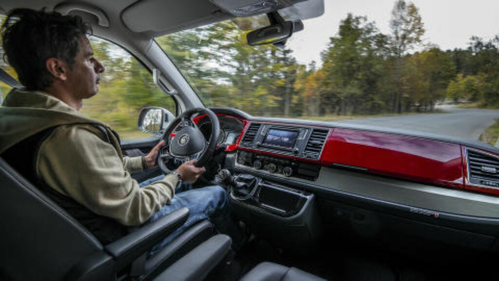 MODERNE: Få kommer nok til å velge fargesprakende rødt, men dette velger du selv. Gled deg over full infotainment, tre soners klima, to hanskerom og større rom med lading i midten. Foto: JAMIESON POTHECARY MODERNE: Få kommer nok til å velge fargesprakende rødt, men dette velger du selv. Gled deg over full infotainment, tre soners klima, to hanskerom og større rom med lading i midten. Foto: JAMIESON POTHECARY