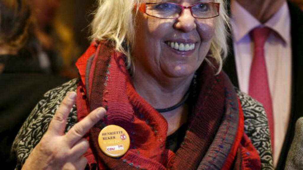 SEIERSLYKKE: En av Henriette Rekers støttespillere er åpenbart lykkelig over meldingen om at den alvorlig skadde politikeren vant valget i Køln. Foto: Reuters/Wolfgang Rattay SEIERSLYKKE: En av Henriette Rekers støttespillere er åpenbart lykkelig over meldingen om at den alvorlig skadde politikeren vant valget i Køln. Foto: Reuters/Wolfgang Rattay
