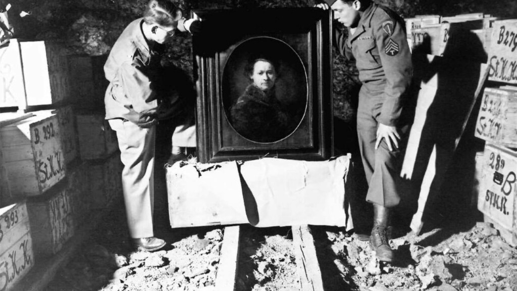 «THE MONUMENTS MEN»: Virkelighetens «Monuments Men» besto av 345 menn, og noen kvinner, fra 13 ulike nasjoner. I det sivile var de historikere, museumsdirektører, kuratorer, kunstnere og lærere, som soldater skulle de oppspore nazistenes ulike gjemmesteder og sikre gjenstandene mot tyveri eller ødeleggelse. Foto: NTB SCANPIX «THE MONUMENTS MEN»: Virkelighetens «Monuments Men» besto av 345 menn, og noen kvinner, fra 13 ulike nasjoner. I det sivile var de historikere, museumsdirektører, kuratorer, kunstnere og lærere, som soldater skulle de oppspore nazistenes ulike gjemmesteder og sikre gjenstandene mot tyveri eller ødeleggelse. Foto: NTB SCANPIX