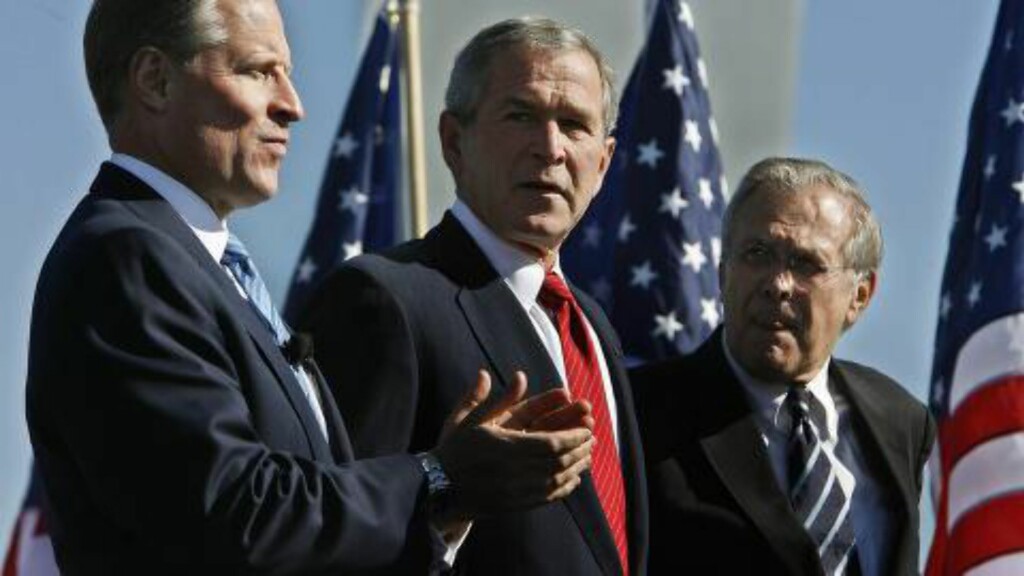 LEDER: Ross Perot jr. ledet det amerikanske luftforsvarets fond for å hedre luftforsvarets veteraner. Her er han i 2006 sammen med president George W. Bush og forsvarsminister Donald Rumsfeld. Foto: Chip Somodevilla/EPA LEDER: Ross Perot jr. ledet det amerikanske luftforsvarets fond for å hedre luftforsvarets veteraner. Her er han i 2006 sammen med president George W. Bush og forsvarsminister Donald Rumsfeld. Foto: Chip Somodevilla/EPA