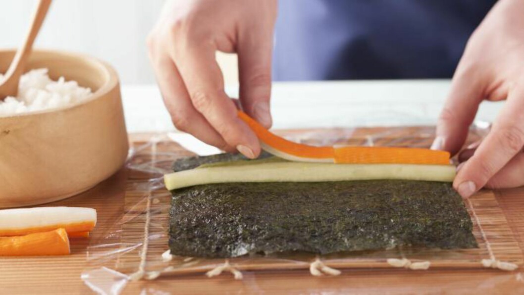 PÅ LANGS: Agurk, avokado og krabbekjøtt (evt crab sticks) legges på nori-arket. Foto: BON APPETIT / NTB SCANPIX PÅ LANGS: Agurk, avokado og krabbekjøtt (evt crab sticks) legges på nori-arket. Foto: BON APPETIT / NTB SCANPIX