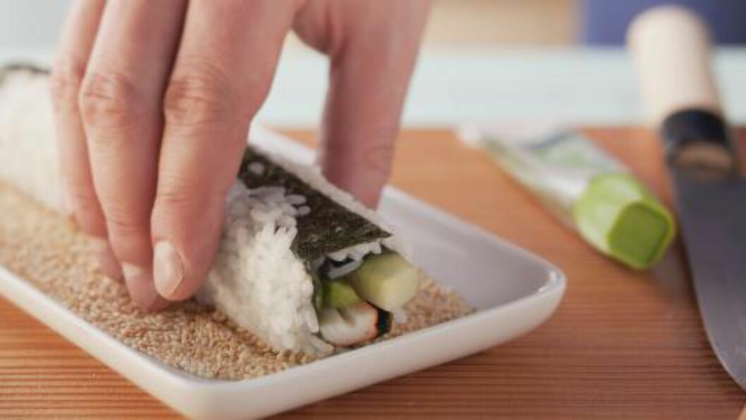 SESAM SESAM: Avslutt med å vende rullen i et fat med sesamfrø. Foto: BON APPETIT / NTB SCANPIX SESAM SESAM: Avslutt med å vende rullen i et fat med sesamfrø. Foto: BON APPETIT / NTB SCANPIX