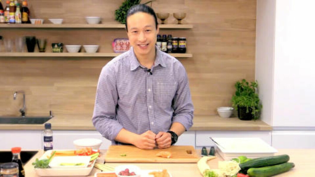 GJØR DET SELV: I videoen over viser Wilson Chung hvordan du lager sushi selv. Foto: THOMAS RASMUS SKAUG GJØR DET SELV: I videoen over viser Wilson Chung hvordan du lager sushi selv. Foto: THOMAS RASMUS SKAUG