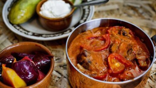 KARLAS VERSJON: Stroganoffgryta serveres med rømme, sylteagurk, syltede rødbeter og kokt ris. Foto: METTE MØLLER KARLAS VERSJON: Stroganoffgryta serveres med rømme, sylteagurk, syltede rødbeter og kokt ris. Foto: METTE MØLLER