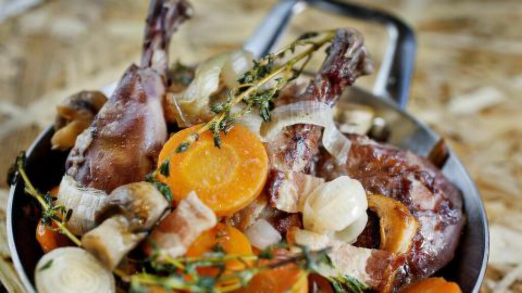UTEN HANE: Originalen skal lages med hane. Kyllinglår og kyllingkraft går også fint. Her lages den gode smaken med gulrøtter, løk, bacon,laurbær og sjampinjong. Pluss rødvin,som navnet tilsier. Foto: METTE MØLLER UTEN HANE: Originalen skal lages med hane. Kyllinglår og kyllingkraft går også fint. Her lages den gode smaken med gulrøtter, løk, bacon,laurbær og sjampinjong. Pluss rødvin,som navnet tilsier. Foto: METTE MØLLER