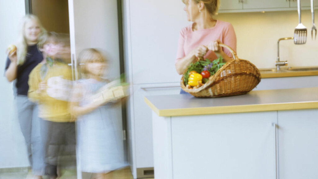 IKKE URIMELIG: Det er lite som er så kjipt som å få påført flere arbeidsoppgaver, når man i utgangspunktet ikke har noen. Men det er alt annet enn urimelig å fortelle barna, at som en del av familien, er et av bidragene at de legger vekk pc-en, og legger inn en innsats i sin egen framtid. Som å fokusere på skolen. Illustrasjonsfoto: NTB Scanpix IKKE URIMELIG: Det er lite som er så kjipt som å få påført flere arbeidsoppgaver, når man i utgangspunktet ikke har noen. Men det er alt annet enn urimelig å fortelle barna, at som en del av familien, er et av bidragene at de legger vekk pc-en, og legger inn en innsats i sin egen framtid. Som å fokusere på skolen. Illustrasjonsfoto: NTB Scanpix