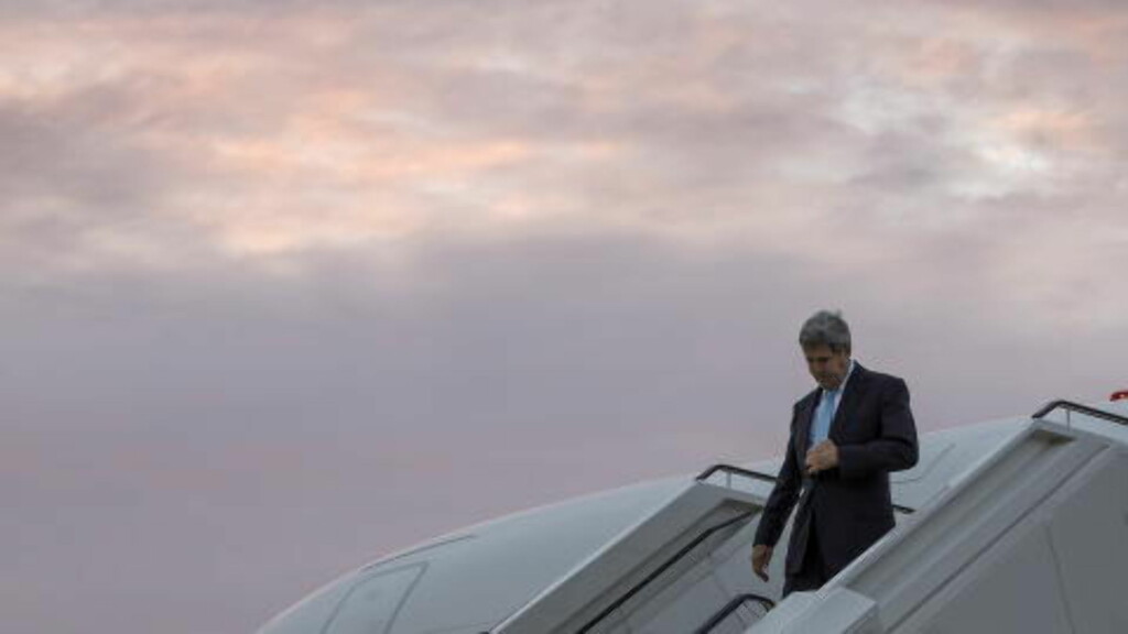 KOM TIL BERLIN TORSDAG: USAs utenriksminister John Kerry går av flyet på Tegel-flyplassen i Berlin torsdag formiddag. Foto: Carlo Allegri, Reuters/NTB Scanpix. KOM TIL BERLIN TORSDAG: USAs utenriksminister John Kerry går av flyet på Tegel-flyplassen i Berlin torsdag formiddag. Foto: Carlo Allegri, Reuters/NTB Scanpix.