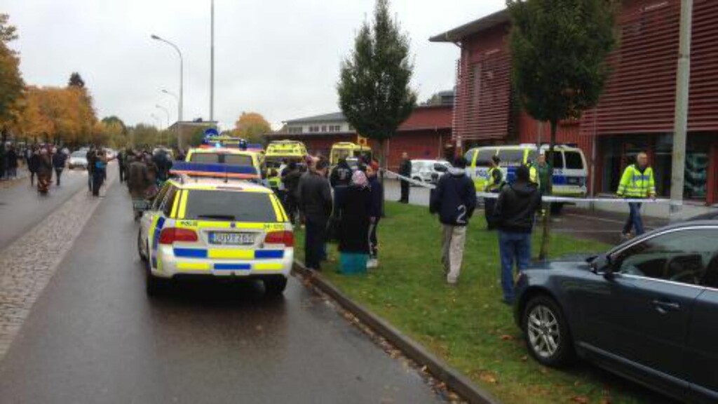 FIRE SKADD: Minst fire skal være skadd etter at person gikk amok med et sverd på en skole i Sverige.
Foto: Stig Hedström / TT kod 200 FIRE SKADD: Minst fire skal være skadd etter at person gikk amok med et sverd på en skole i Sverige.
Foto: Stig Hedström / TT kod 200