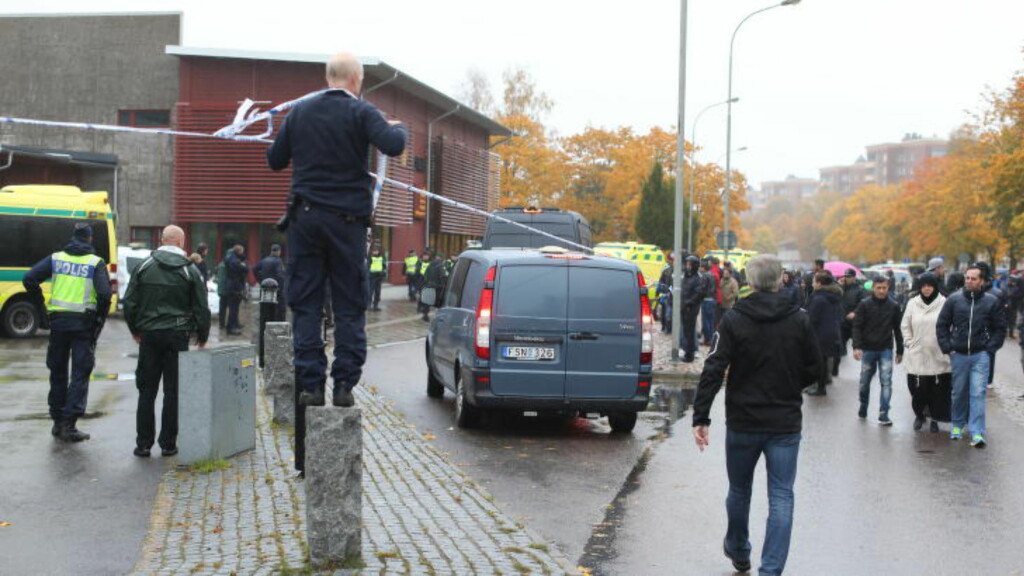 DESPERATE PÅRØRENDE: Politiet forteller at flere foreldre har forsøkt å ta seg forbi sperringene for å finne barna sine etter kniv- og/eller sverdangrepet på skolen.
Foto: Bjorn Larsson Rosvall / TT / Scanpix DESPERATE PÅRØRENDE: Politiet forteller at flere foreldre har forsøkt å ta seg forbi sperringene for å finne barna sine etter kniv- og/eller sverdangrepet på skolen.
Foto: Bjorn Larsson Rosvall / TT / Scanpix