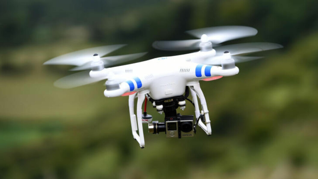 DRONE PÅ TOKT: Det er ikke bare flytrafikken som irriterer seg over det økende antallet droner. Foto: Scanpix DRONE PÅ TOKT: Det er ikke bare flytrafikken som irriterer seg over det økende antallet droner. Foto: Scanpix