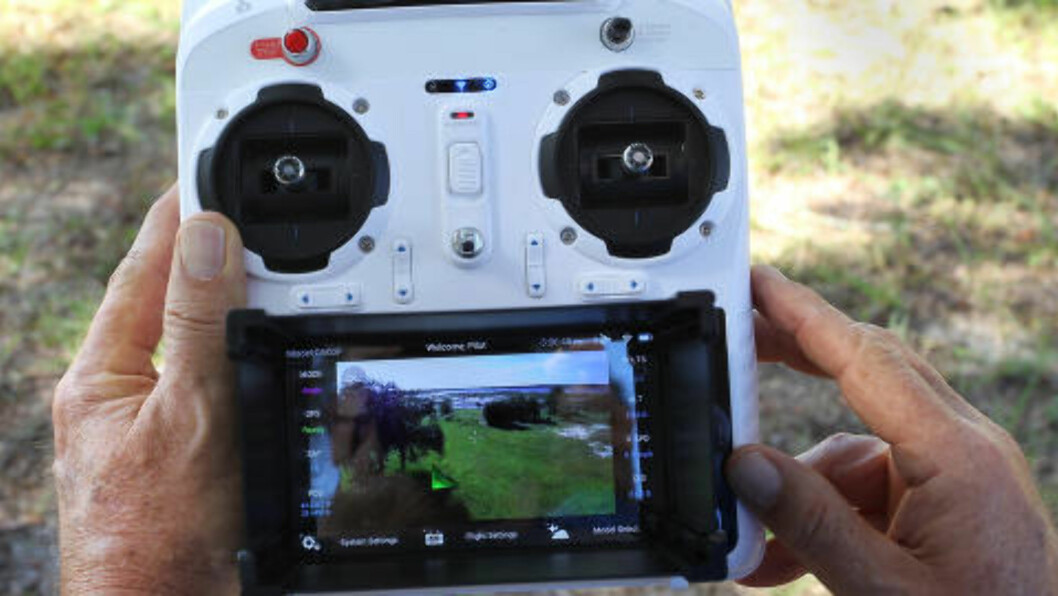 FIRST-PERSION-VIEW (FPV): I Norge er det forbudt å styre dronen via/gjennom et videobilde fra et kamera montert ombord i fartøyet. Foto: Scanpix FIRST-PERSION-VIEW (FPV): I Norge er det forbudt å styre dronen via/gjennom et videobilde fra et kamera montert ombord i fartøyet. Foto: Scanpix