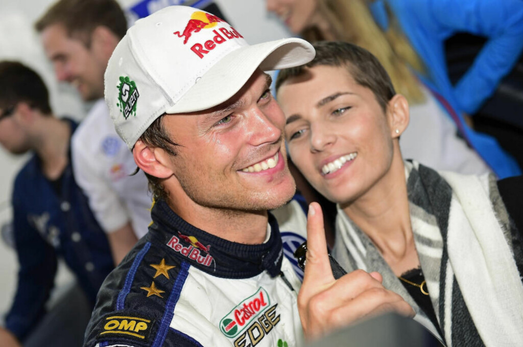 STERKT ØYEBLIKK: Andreas Mikkelsen feiret seieren i den spanske VM-runden i rally sammen med kjæresten Margrethe Meiner, som så vidt fikk lov av legene å reise til Spania. Hun har kjempet mot blodkreft i sju år, og gjennomgikk en benmargstransplantasjon tidligere i år. Foto: Volkswagen Motorsport STERKT ØYEBLIKK: Andreas Mikkelsen feiret seieren i den spanske VM-runden i rally sammen med kjæresten Margrethe Meiner, som så vidt fikk lov av legene å reise til Spania. Hun har kjempet mot blodkreft i sju år, og gjennomgikk en benmargstransplantasjon tidligere i år. Foto: Volkswagen Motorsport