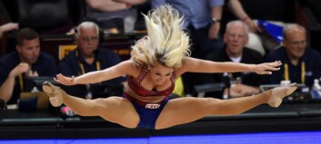 Rett før seriestart raser cheerleaderne Rett før seriestart raser cheerleaderne