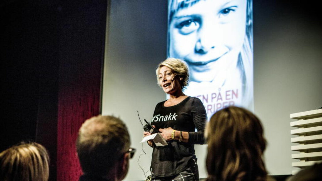 SNAKKER OM OVERGREP: Anett Berntsberg Eck gir ut bok der hun forteller at hun ble utsatt for overgrep i barndommen. I kveld var det lanseringsfest for boka, «Jakten på en overgriper» på Litteraturhuset i Oslo. - Åpenhet er viktig for meg. Voldtekt og seksuelle overgrep er jævlige greier. De færreste vil snakke om det, men jeg gjør det, sier hun.
Foto: Christian Roth Christensen / Dagbladet SNAKKER OM OVERGREP: Anett Berntsberg Eck gir ut bok der hun forteller at hun ble utsatt for overgrep i barndommen. I kveld var det lanseringsfest for boka, «Jakten på en overgriper» på Litteraturhuset i Oslo. - Åpenhet er viktig for meg. Voldtekt og seksuelle overgrep er jævlige greier. De færreste vil snakke om det, men jeg gjør det, sier hun.
Foto: Christian Roth Christensen / Dagbladet